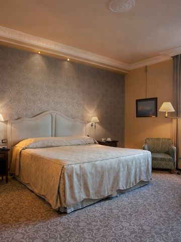 Elegant eingerichtetes Schlafzimmer mit edlem Interieur und zwei Nachttischen