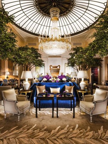 Luxuriöse Hotel-Lounge mit opulentem Kronleuchter und eleganter Einrichtung