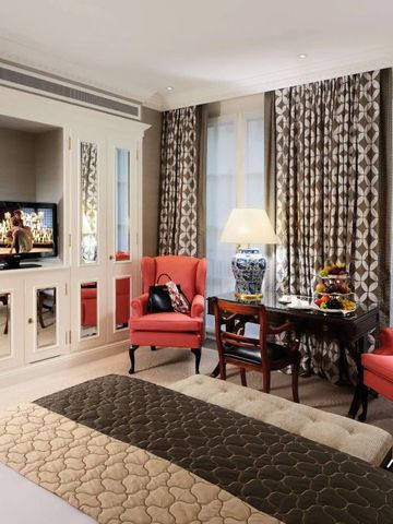 Elegantes Hotelzimmer mit stilvollem Dekor und bequemen Möbeln