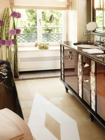 Luxuriöses Badezimmer mit großer Badewanne und stilvollem Design