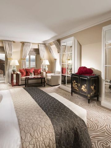 Luxuriöses Hotelzimmer mit elegantem Dekor und großem Fenster mit Blick ins Freie