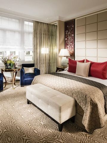 Stilvolles Schlafzimmer im Hotel mit komfortabler Sitzecke und edler Einrichtung