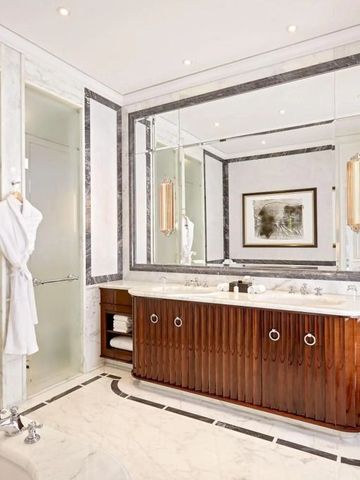 Edles Badezimmer im Hotel mit Doppelwaschbecken und eleganten Details