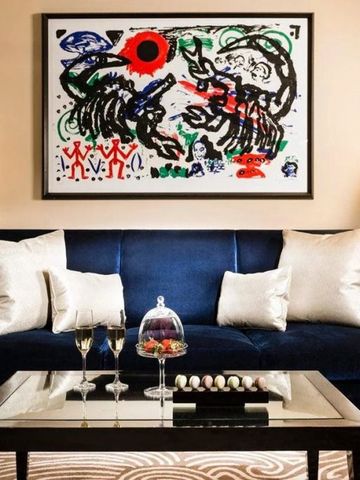 Elegante Hotellounge mit stilvoller Dekoration und moderner Kunst an der Wand