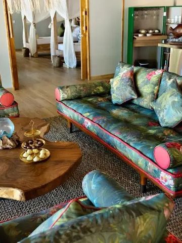 Gemütlicher Wohnbereich mit tropischen Musterpolstern