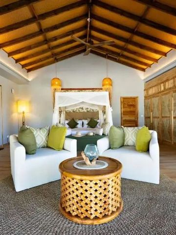 Lichtdurchflutetes Zimmer mit stilvollen Möbeln und Dekoration