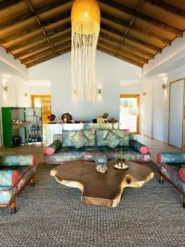 Geschmackvoll eingerichtetes Wohnzimmer mit Holztisch und Lampion