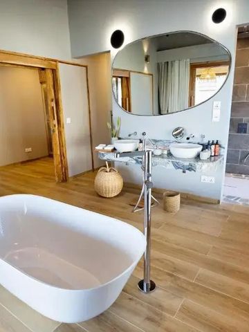 Modernes Badezimmer mit freistehender Badewanne und großem Spiegel