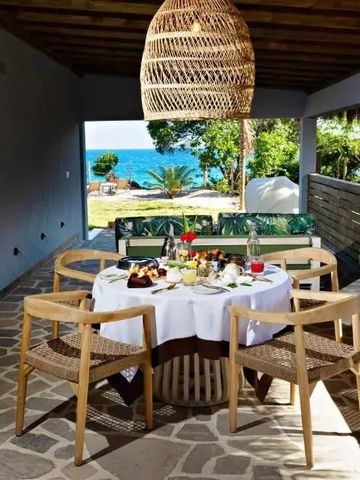 Essbereich im Freien mit Blick auf das Meer und runden Esstisch