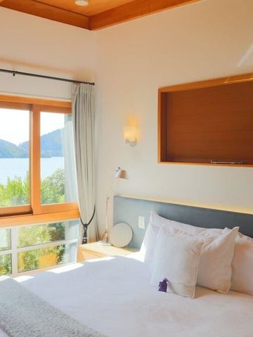 Hotelzimmer mit Doppelbett und Blick auf die Bucht