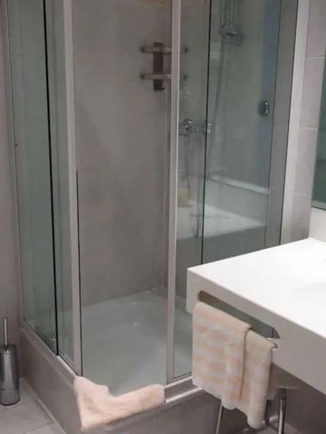 Kompaktes Badezimmer mit Dusche und weißem Waschtisch