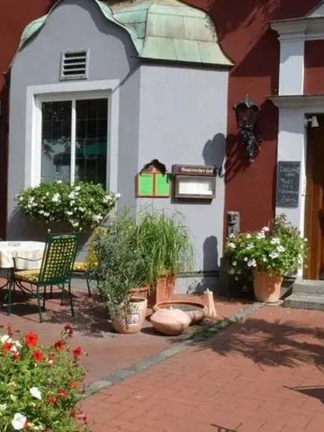 Charmanter Außenbereich mit Blumenschmuck und Sitzgelegenheiten