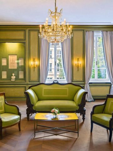 Eleganter Salon mit grüner Einrichtung und Kronleuchter