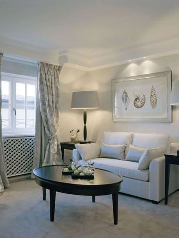 Gemütliches Wohnzimmer mit stilvollen Möbeln und Kunstwerken