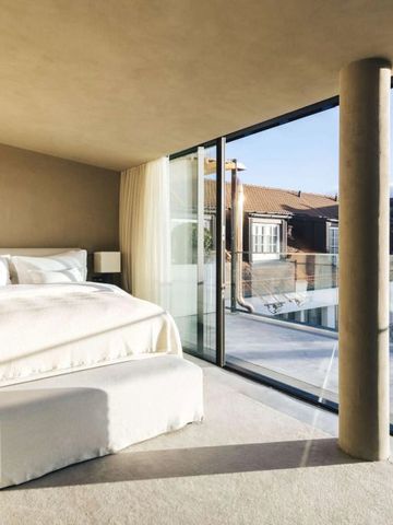 Luxuszimmer mit Panoramablick auf die Stadt und großer Fensterfront