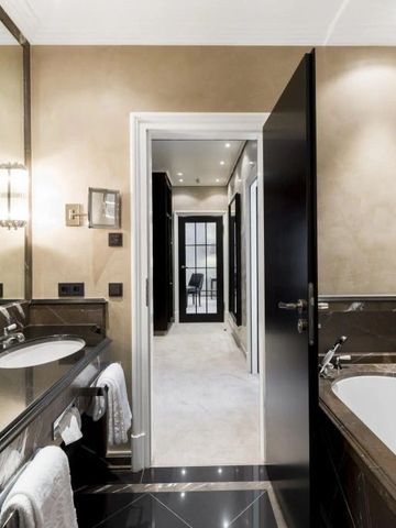 Luxuriöses Badezimmer mit eleganter Ausstattung und Doppelwaschbecken