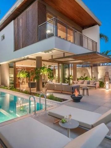 Eleganter Poolbereich mit stilvollen Sonnenliegen und moderner Architektur