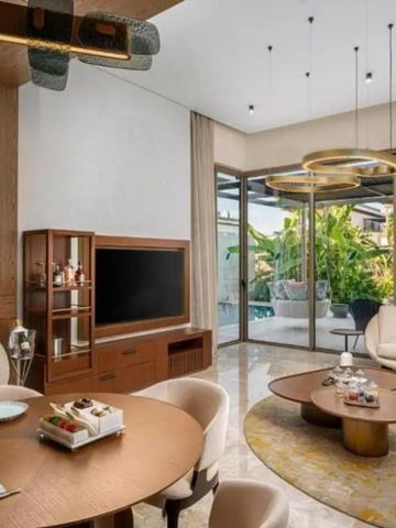 Luxuriöser Wohnbereich mit modernen Möbeln und Panoramafenstern