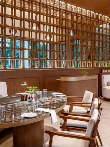 Elegantes Restaurantinterieur mit stilvoll gedecktem Tisch und Holzelementen