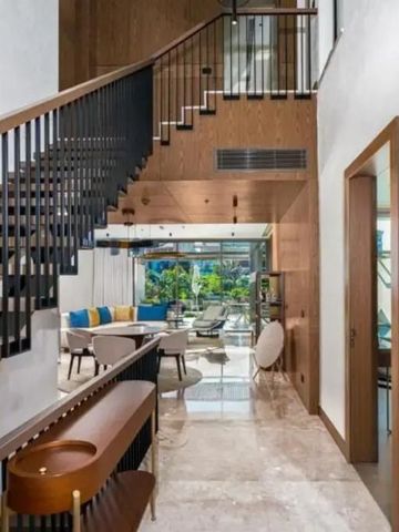 Moderne Lobby mit Treppe und stilvollem Interieur