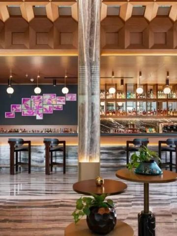 Stilvolle Bar mit hölzernem Interieur und stimmungsvoller Beleuchtung