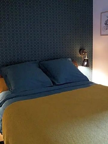 Gemütliches Hotelzimmer mit Doppelbett und stilvoller Wanddekoration