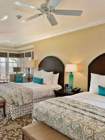 Zimmer mit zwei Betten, heller Einrichtung und Blick nach draußen