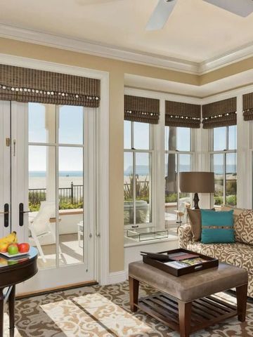 Wohnbereich mit Sofa und Gartenaussicht