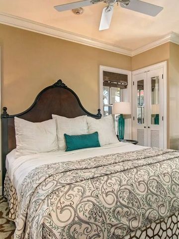 Komfortables Schlafzimmer mit großem Bett und eleganter Dekoration