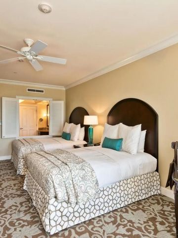 Zimmer mit zwei Betten und dezenter Beleuchtung