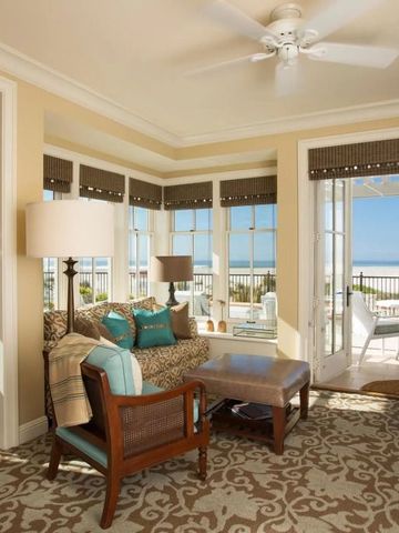 Helles Wohnzimmer mit Blick auf den Ozean und stilvoller Einrichtung