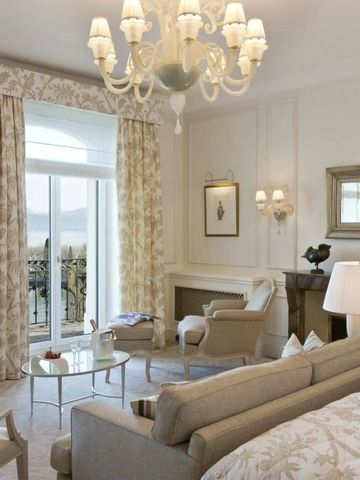 Luxuriöses Wohnzimmer mit Seeblick und klassischer Einrichtung