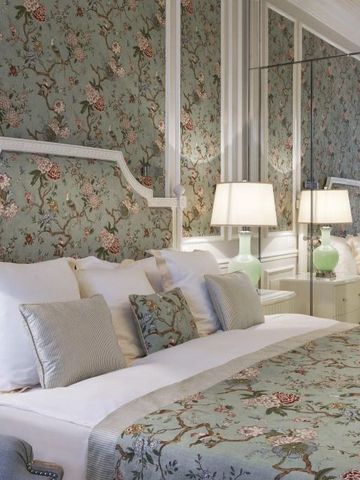 Gemütliches Schlafzimmer mit floralem Design und weichen Farbtönen