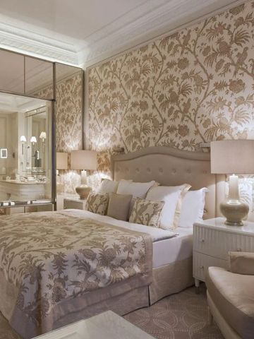 Elegantes Schlafzimmer in neutralen Tönen mit opulenter Tapete