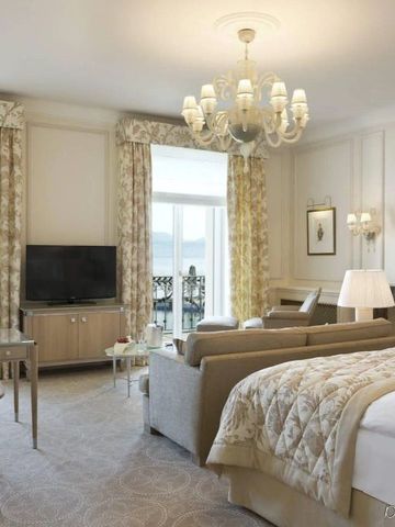 Luxuriöses Hotelzimmer mit Seeblick und Kronleuchter
