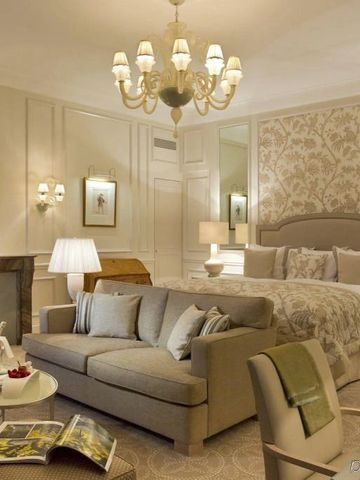 Großzügige Suite mit Sofa und Kamin in luxuriösem Design