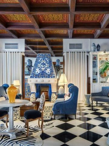 Eleganter Lounge-Bereich im Bela Vista Hotel mit blau-weißem Dekor und Kamin