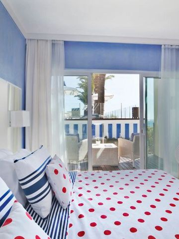 Zimmer mit Meerblick vom Balkon und frischem, maritimem Design