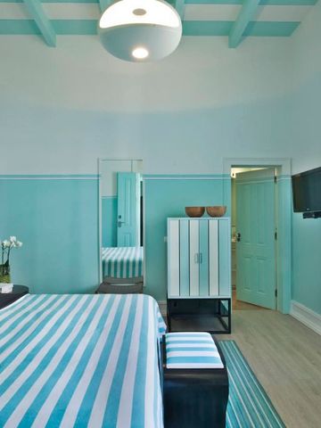 Zimmer im Bela Vista Hotel mit türkis-blauem Dekor und moderner Einrichtung