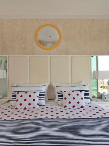 Gemütliches Doppelbett mit modernem Design in warmen Tönen im Gästezimmer