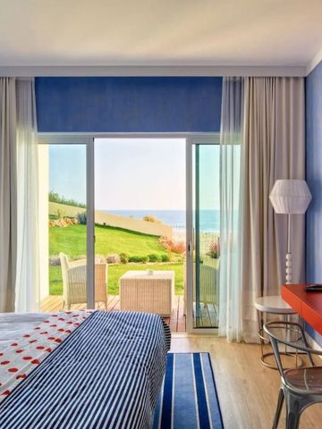 Zimmer mit Meerblick und Zugang zur Terrasse mit stilvollen Möbeln