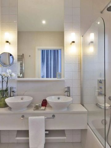 Modernes Badezimmer mit Doppelwaschbecken und Duschbadewanne