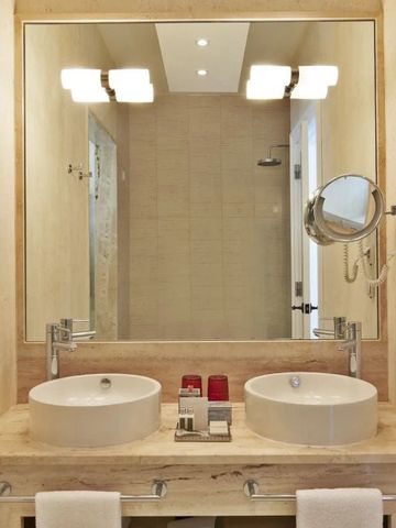 Luxuriöses Badezimmer mit Doppelwaschbecken und großer Spiegelwand