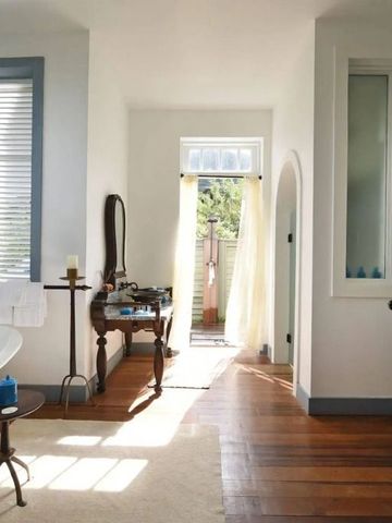 Helles Badezimmer mit freistehender Badewanne und Holzboden