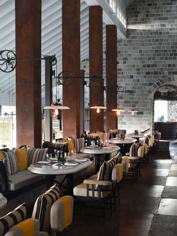 Gourmet-Restaurant mit eleganter Einrichtung und warmem Licht