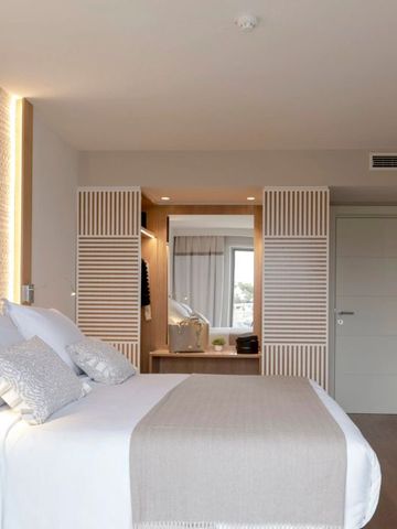 Geschmackvoll eingerichtetes Hotelzimmer mit neutralen Tönen und stilvollen Akzenten