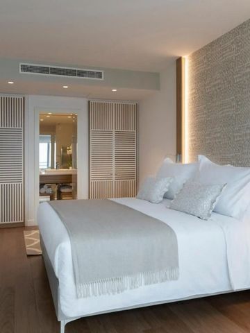 Helles Hotelzimmer mit luxuriöser Bettwäsche und modernen Designelementen