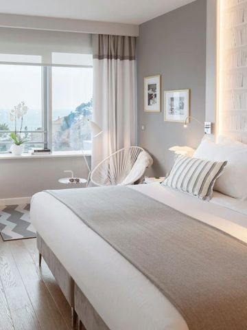 Helles Hotelzimmer mit modernem Design und Blick auf das Meer