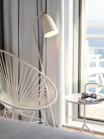 Gemütliche Sitzecke mit Blick auf den Balkon und das Meer