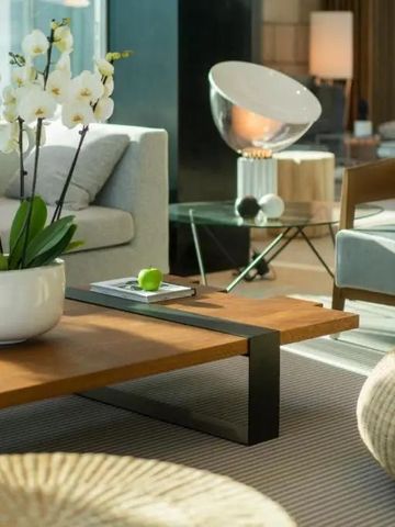 Luxuriöser Wohnbereich mit stilvollen Möbeln und dekorativen Orchideen